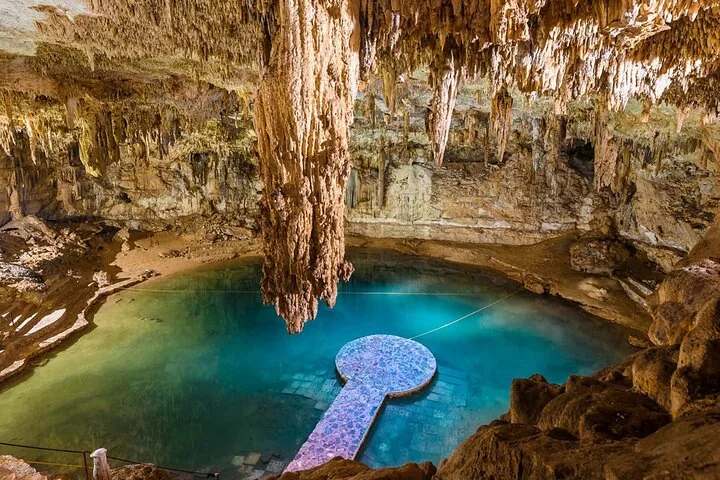 Une vue pittoresque du cénote Suytun souterrain avec ses stalactites et son eau claire.